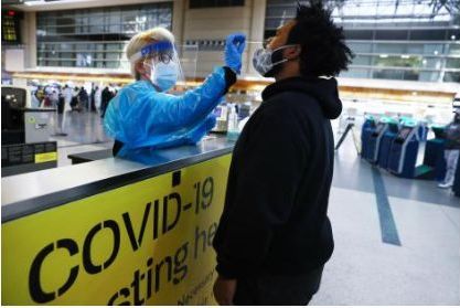 Ein Bild, das Text, Person, Tisch enthält.
Automatisch generierte Beschreibung