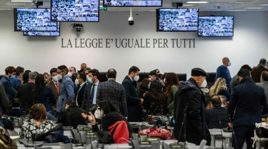 Ein Bild, das Text, Person, drinnen, Szene enthält.
Automatisch generierte Beschreibung