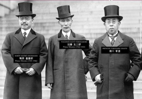 Ein Bild, das draußen, Person, Militäruniform, Kleidung enthält.
Automatisch generierte Beschreibung