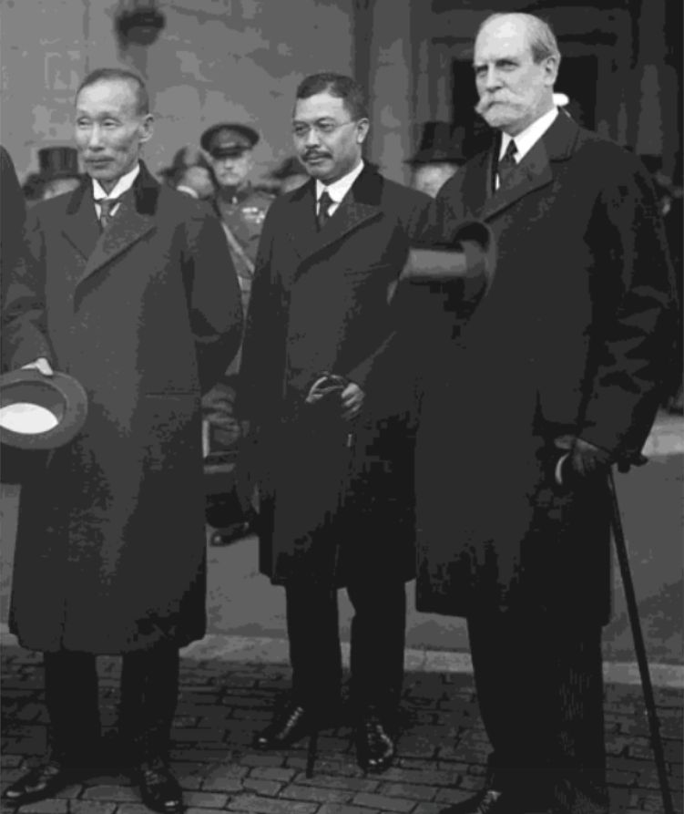 Ein Bild, das Person, draußen, stehend, Gruppe enthält.
Automatisch generierte Beschreibung