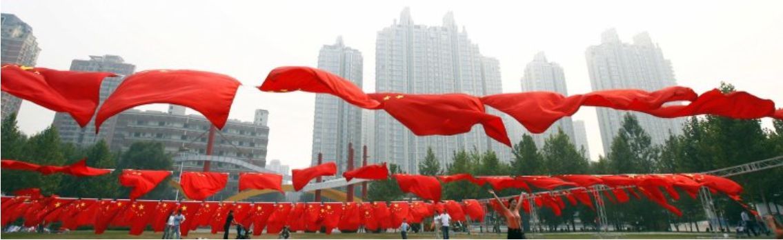 Ein Bild, das rot, Himmel, Baum, draußen enthält.
Automatisch generierte Beschreibung