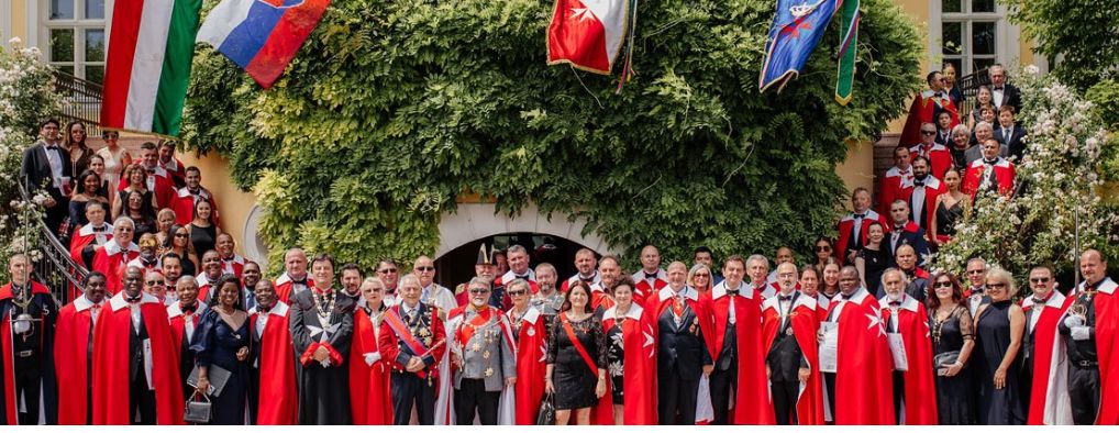 Ein Bild, das Person, draußen, Personen, rot enthält.
Automatisch generierte Beschreibung