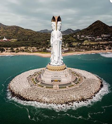 Ein Bild, das Himmel, draußen, Berg, Natur enthält.
Automatisch generierte Beschreibung