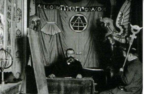 Ein Bild, das Text, alt, Altar enth�lt.

Automatisch generierte Beschreibung