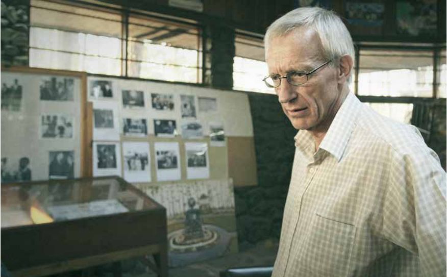 Ein Bild, das Person, Mann, Gebäude, drinnen enthält.
Automatisch generierte Beschreibung