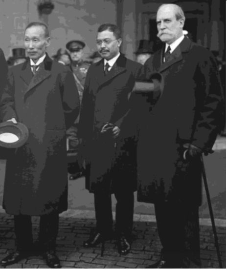 Ein Bild, das Person, stehend, Gruppe, draußen enthält.
Automatisch generierte Beschreibung