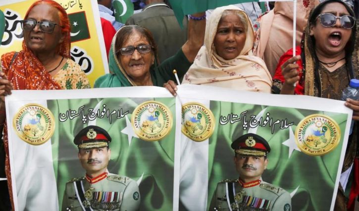 Ein Bild, das Menschliches Gesicht, Kleidung, Person, Mann enthält.
KI-generierte Inhalte können fehlerhaft sein.