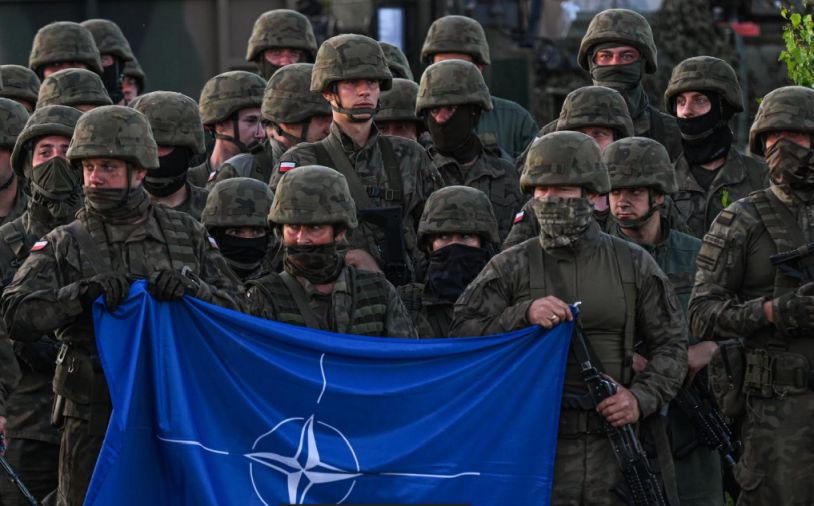 Ein Bild, das Person, draußen, Menge enthält.
Automatisch generierte Beschreibung