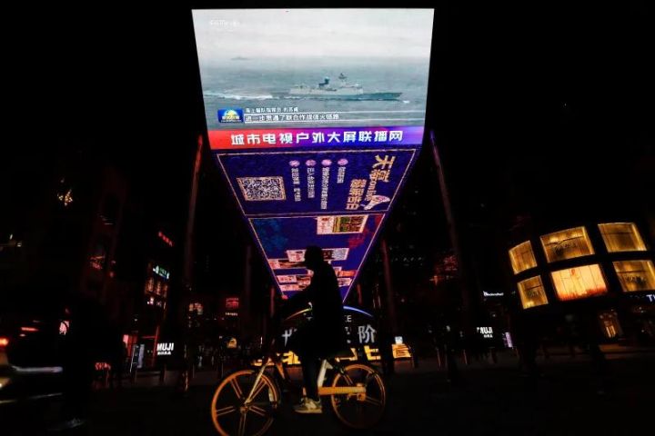 Ein Bild, das Rad, draußen, Transport, Fahrradreifen enthält.
Automatisch generierte Beschreibung